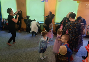 Wspólne taneczne zabawy dzieci i rodziców