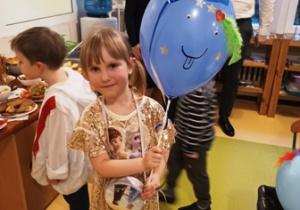 Helenka prezentuje wykonany przez siebie balon