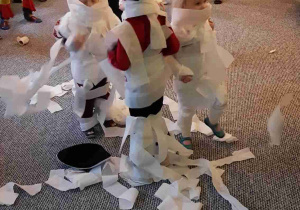 Dzieci owinięte papierem na kształt mumii