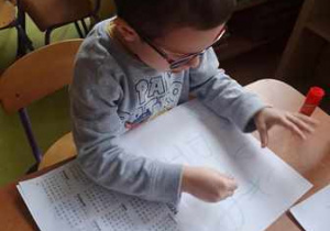 Chłopiec rysuje ilustracje do swojego noworocznego kalendarza
