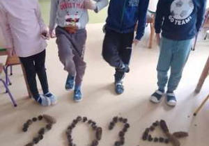 Grupa dzieci pozuje do zdjęcia z ułożonym napisem "2024"