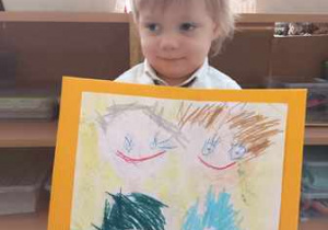 Chłopiec i jego portret Babci i Dziadka narysowany pastelami olejnymi
