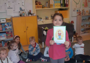 Dziewczynka trzyma obrazek Mam prawo do niewiedzy