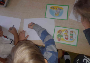 Dzieci rysują swoje prawa, patrząc na wzór rysunku