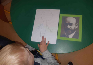 Chłopiec rysuje postać Janusza Korczaka