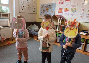 Dzieci w czasie zabawy z elementem dramy wykorzystują wykonane przez siebie maski zwierząt