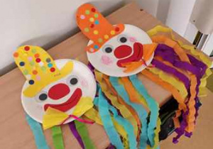 Karnawałowi klauni wykonani przez dzieci z grupy I