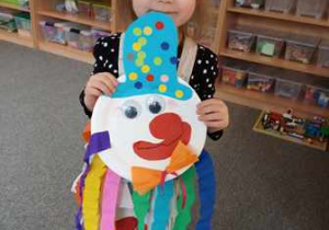 Dziewczynka prezentuje wykonanego przez siebie klauna
