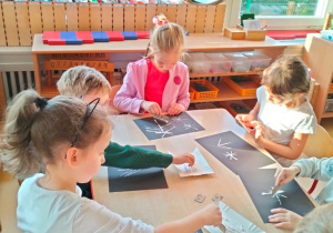 dzieci malują techniką "Twal"