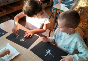 dzieci malują techniką "Twal"