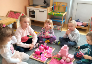 dzieci prezentują znalezione w sali przedmioty w odcieniach koloru różowego
