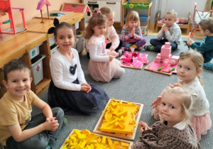 dzieci prezentują znalezione w sali przedmioty w odcieniach koloru żółtego