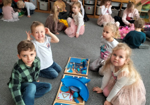 dzieci prezentują znalezione w sali przedmioty w odcieniach koloru niebieskiego