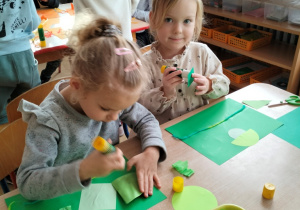 dzieci tworzą abstrakcje w odcienaich koloru zielonego