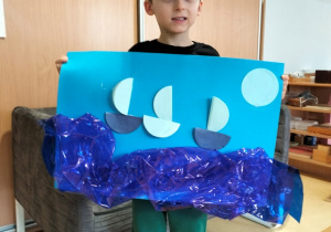 chłopiec prezentuje obraz w odcienaich koloru niebieskiego