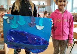 dzieci prezentują obraz w odcieniach koloru niebieskiego