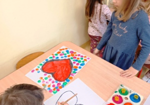 Dzieci w trakcie pracy - malowania farbami