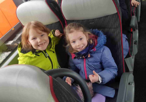 Dziewczynki siedzą w autokarze