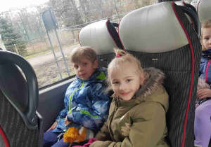 Dzieci podczas jazdy autokarem
