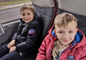 Dwóch chłopców siedzi w autokarze