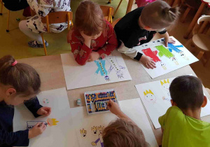 Dzieci starsze rysują pastelami trzech króli
