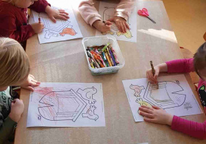 Dzieci kolorują karmniki z papieru