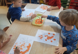Dzieci w czasie pracy z wykorzystaniem farb