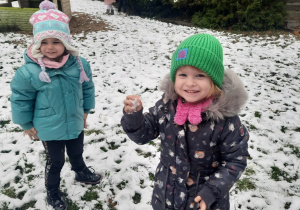 Maja i Ala w czasie zabaw na śniegu