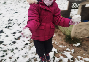 Liwia w czasie zabawy ze śniegiem