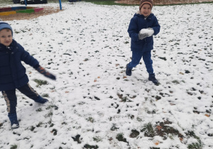Chłopcy rzucają śnieżkami