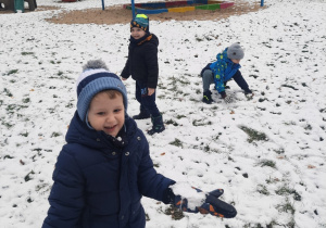 Chłopcy rzucają śnieżkami