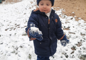 Marcel bawi się śniegiem