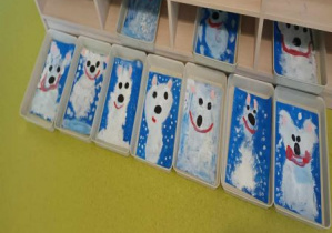 Wystawa przedstawiająca niedźwiedzie polarne wykonane przez dzieci