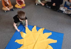 Chłopiec rozkłada sylwetę urodzinowego Słońca