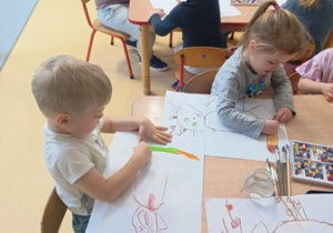 Dzieci w trakcie rysowania pastelami