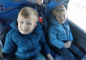 Dwaj chłopcy siedzą w autokarze