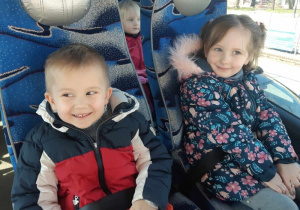 Siedzące dzieci w autokarze