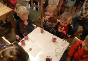 Dzieci korzystają ze słodkiego poczęstunku