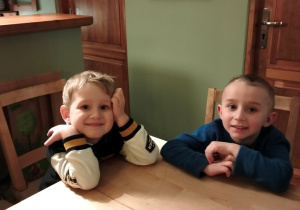 dzieci siedzą przy stoliku w Baśniowej kawiarence