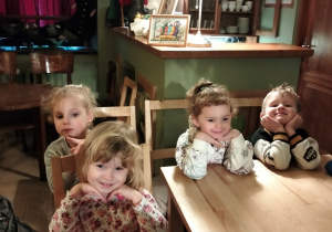 dzieci siedzą przy stoliku w Baśniowej kawiarence
