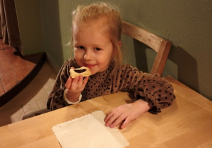 dziewczynka je ciastko w Baśniowej Kawiarence