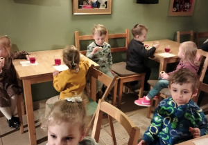 dzieci siedzą przy stolikach w Baśniowej kawiarence