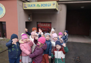 Dzieci pozują do zdjęci przed "Baśniową Kawiarenką"