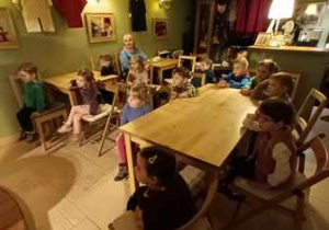 Dzieci oglądają spektakl pt. "Brzydkie kaczątko" w "Baśniowej Kawiarence"
