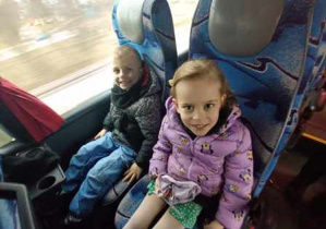 Dziewczynka i chłopiec w drodze do "Baśniowej Kawiarenki"