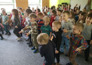 Dzieci tańczą podczas przedstawienia