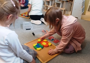 Dziewczynki w trakcie układania puzzli
