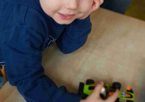 Chłopiec z samochodem z klocków Lego