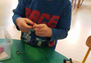 Chłopiec buduje z klocków Lego