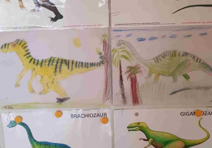 Rysunki dinozaurów z wykorzystaniem kalki